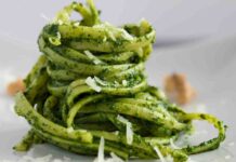 Alla classica pasta al pesto preferisco questa, è così buona che dopo faccio anche la scarpetta Pasta con pesto di rucola - RicettaSprint