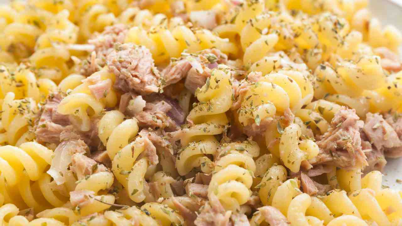 Pasta del cornuto 2.0 con tonno - RicettaSprint