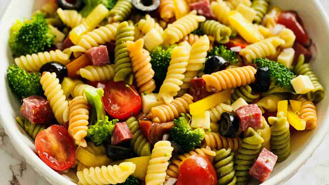 Pasta fredda tricolore con salame e verdure RicettaSprint