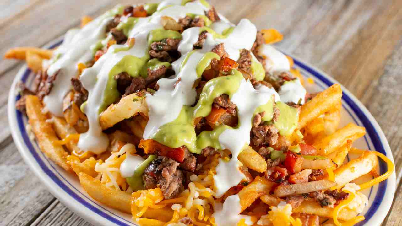 Patatine fritte con carne e salsa RicettaSprint