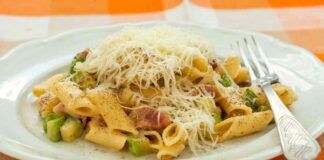 Pennette cacio e pepe con zucchine e speck