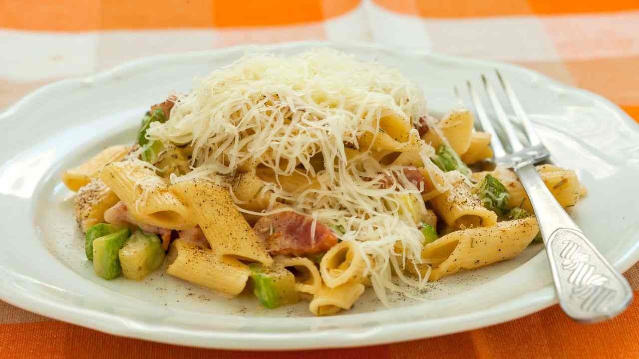 Pennette cacio e pepe con zucchine e speck