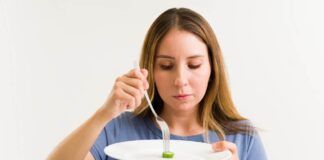 Donna che digiuna a cena