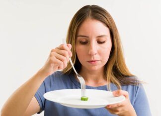 Donna che digiuna a cena