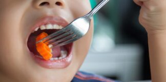 Bambino che mangia
