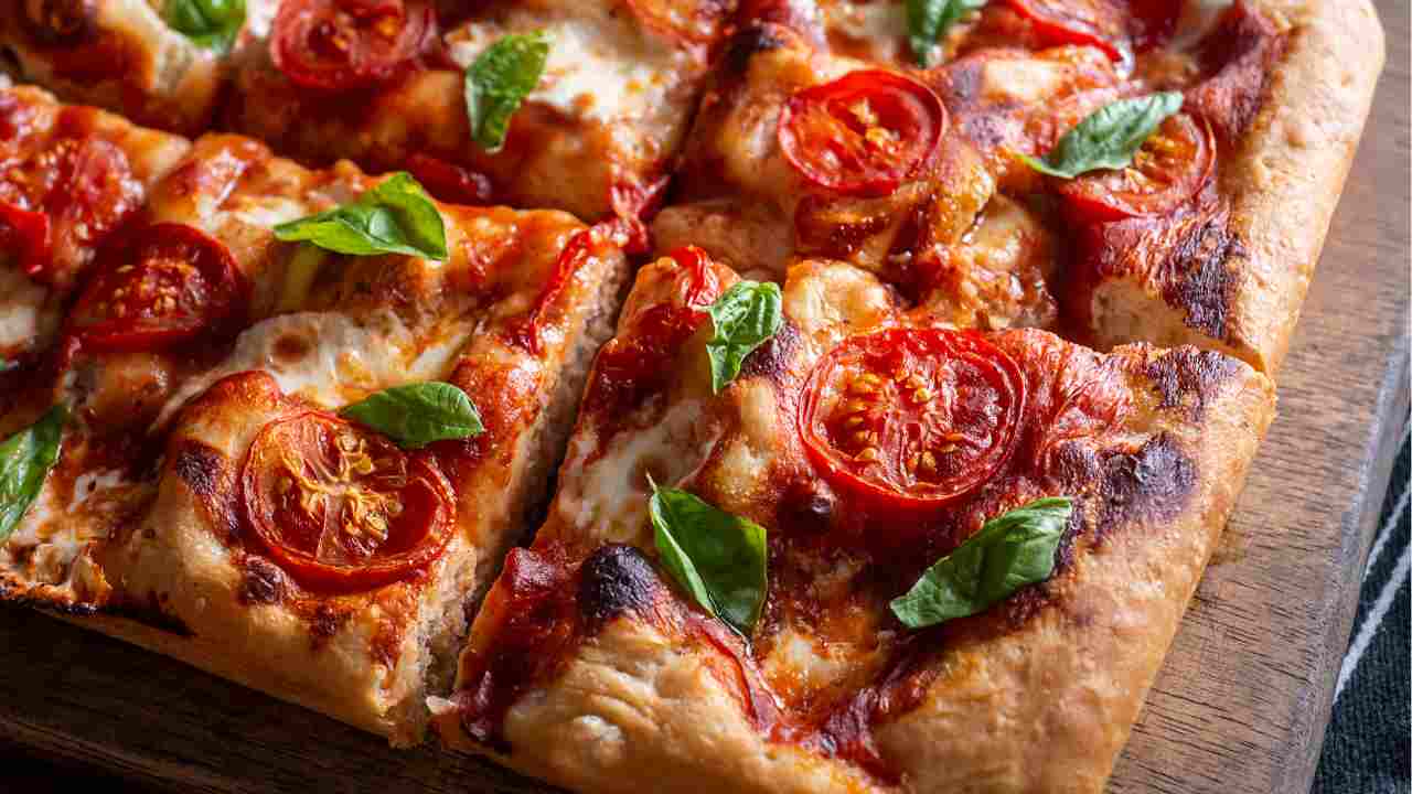Pizza in teglia alta e soffice RicettaSprint