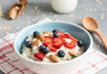 Porridge con fragole e mirtilli RicettaSprint