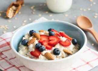 Porridge con fragole e mirtilli RicettaSprint