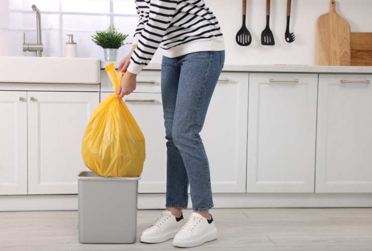 Puliamo la pattumiera con acqua e detergente RicettaSprint