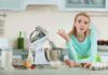 Donna con un robot da cucina