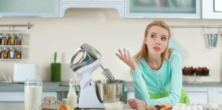 Donna con un robot da cucina