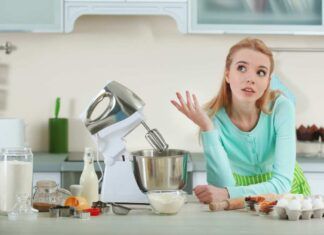 Donna con un robot da cucina