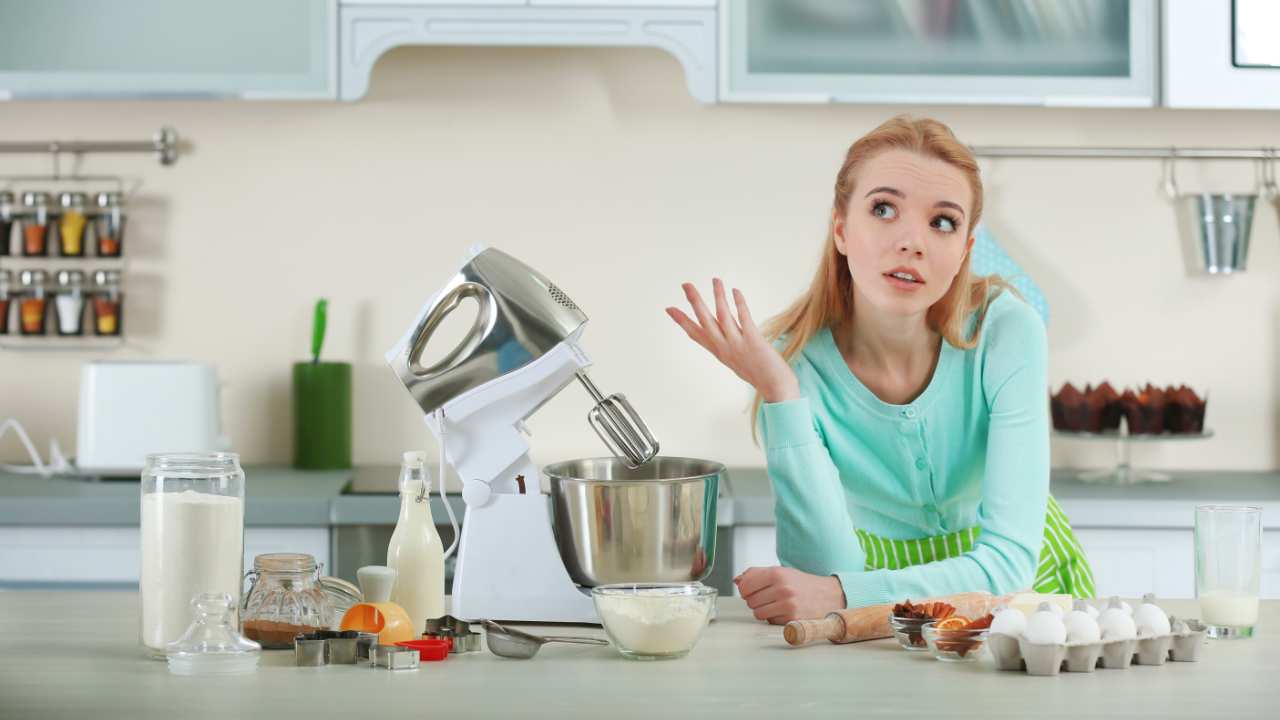 Donna con un robot da cucina