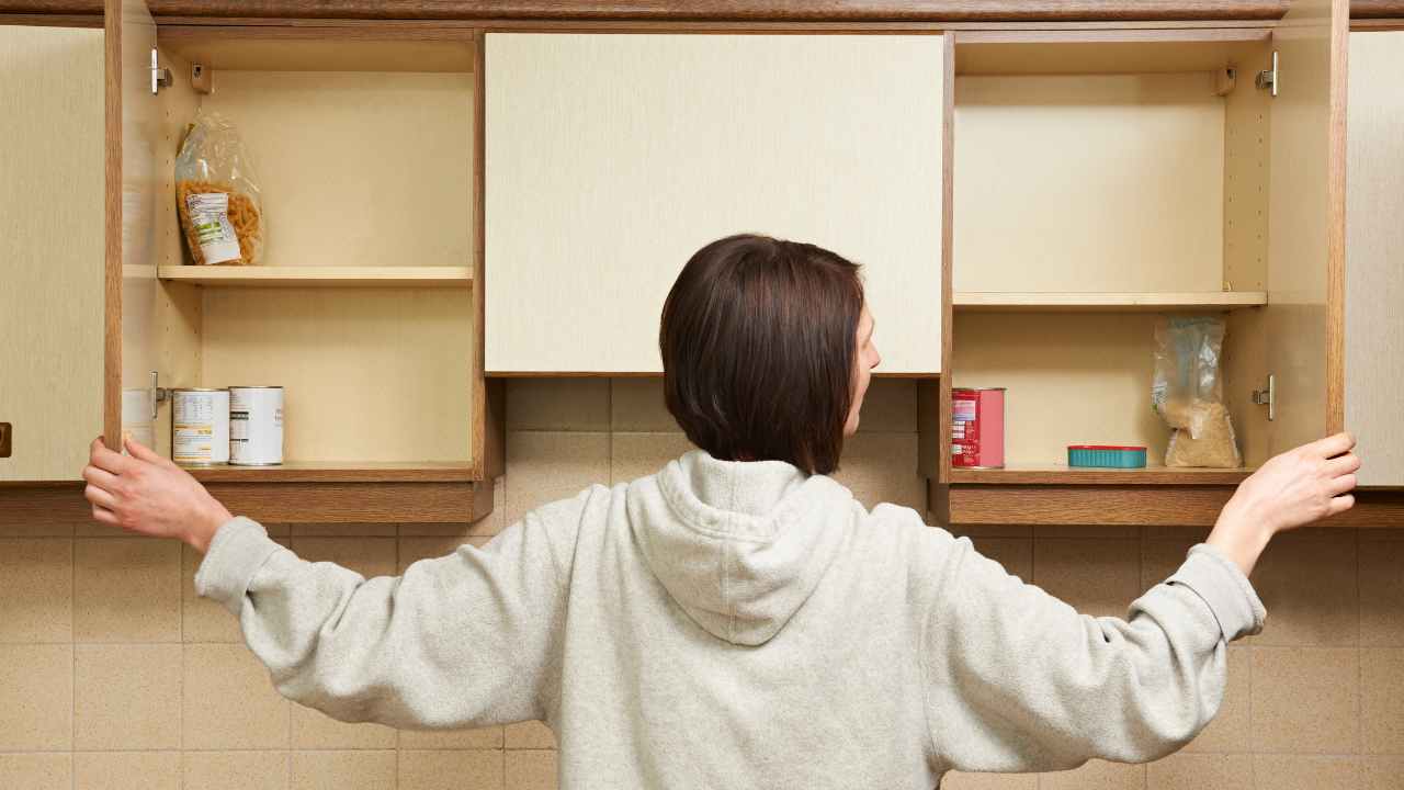 Mobili della cucina aperti