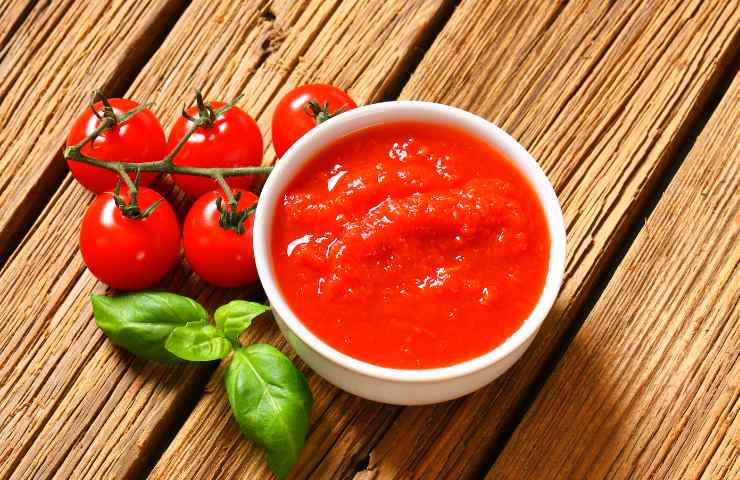 Della passata di pomodoro in una ciotola