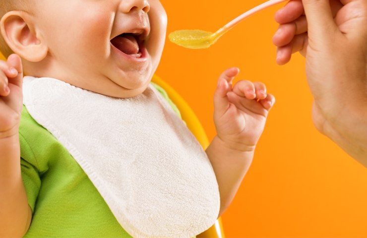 Bambino che mangia la pappa