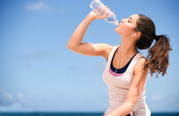 Donna che beve acqua