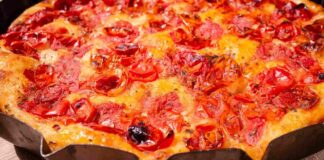 Quando decido di fare la focaccia barese chiamo mia zia, lei la fa morbida, oleosa, con le bolle e ci mette pure la patata nell'impasto, ricetta perfetta