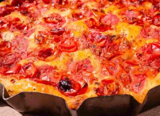 Quando decido di fare la focaccia barese chiamo mia zia, lei la fa morbida, oleosa, con le bolle e ci mette pure la patata nell'impasto, ricetta perfetta