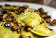 I ravioli non li condire per forza con il burro o con il pomodoretto: cuoci le melanzane così e usale come condimento, spacca! Ravioli con le melanzane