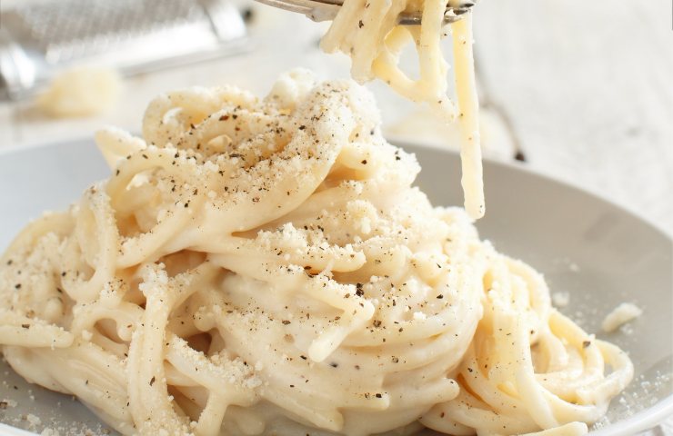 Una pasta cacio e pepe vista da vicino