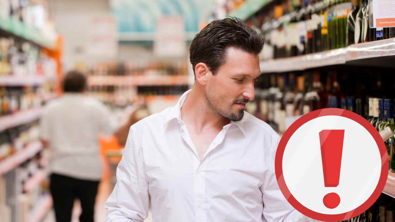 Uomo che controlla un liquore al supermercato