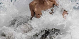 Giovane che fa il bagno a mare
