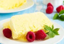 Zia lo fa da 30 anni, io l’ho copiato: questo semifreddo alla crema batte anche il tiramisù della domenica Semifreddo alla crema