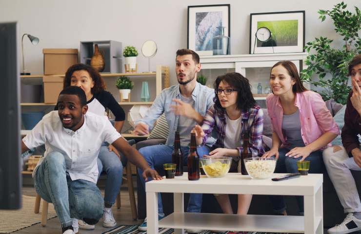 Amici che mangiano davanti alla tv