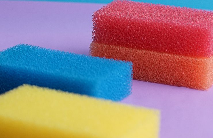 Delle spugnette colorate da cucina