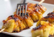 Taglio l’ananas, lo passo nello zucchero e lo cuocio così: questi spiedini caramellati finiscono prima ancora del dessert Spiedini di ananas caramellati