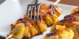Spiedini di ananas caramellati