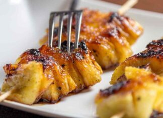 Spiedini di ananas caramellati