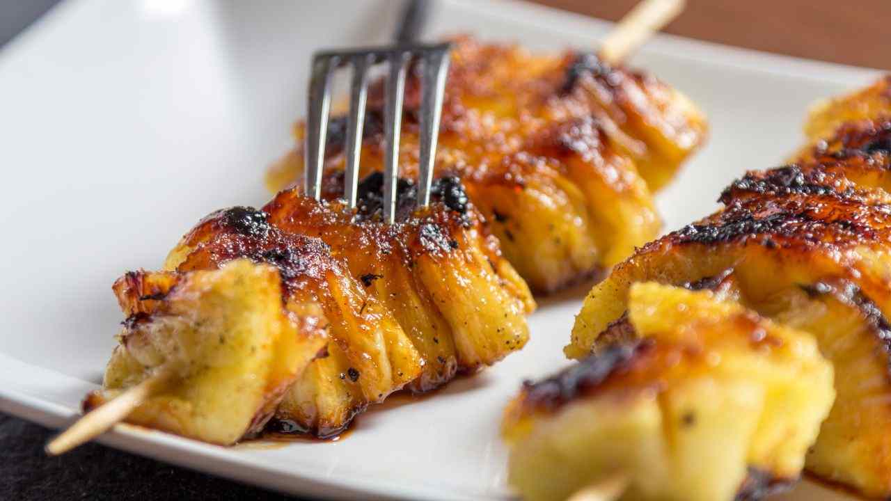 Spiedini di ananas caramellati