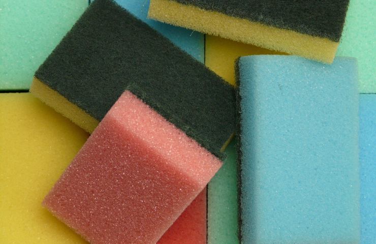 Diverse spugnette per la cucina