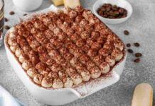 Tiramisù per 4: basta con la teglia XXL che mi tenta in frigo, un po’ mi avanza ma le dosi non sono esagerate Tiramisù per 4