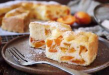 Direttamente dall’albero raccolta e messa nell’impasto della torta all’acqua. Niente di più leggero e facile da fare, provala subito e te ne innamorerai Torta all'acqua con le albicocche