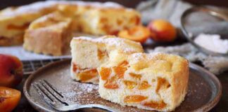 Torta all'acqua con le albicocche