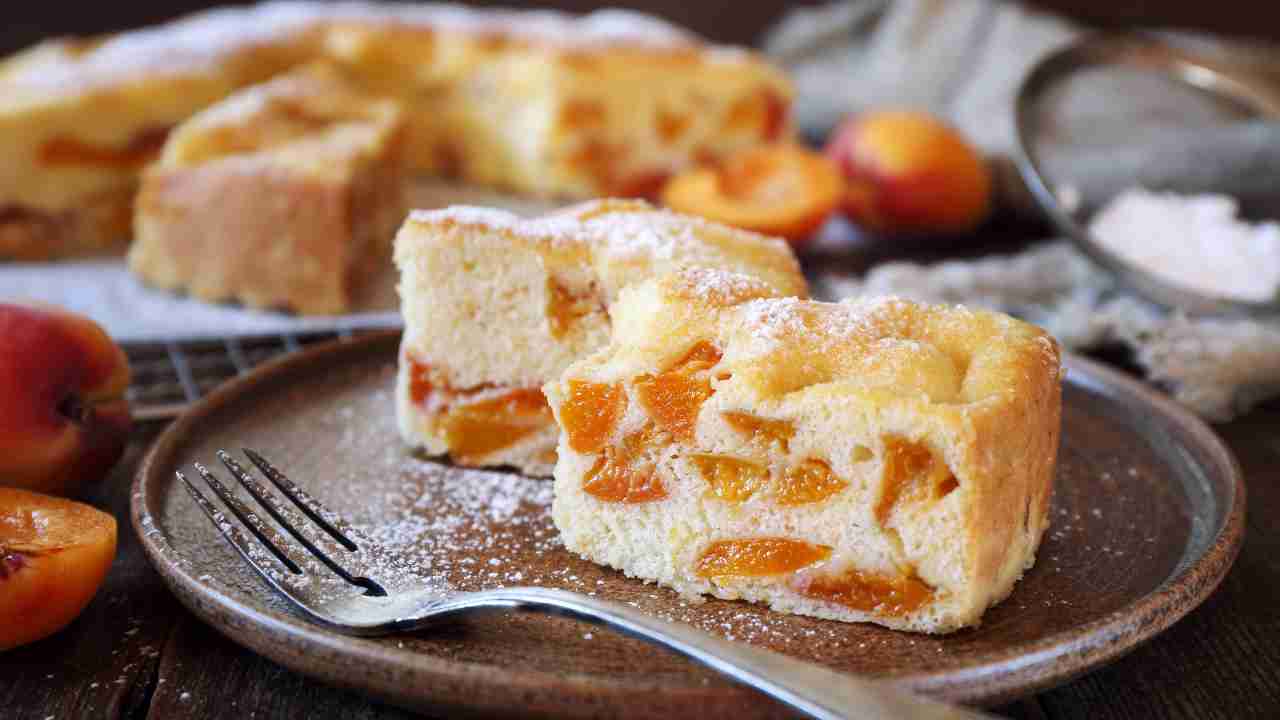 Torta all'acqua con le albicocche