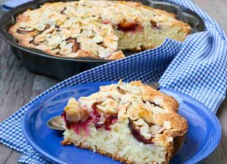 Torta di mandorle e prugne