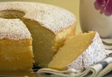 Ho mescolato pochi ingredienti in ciotola, ho aggiunto il limone ed ho servito una torta flufflosa che si scioglie in bocca Torta flufflosa al limone RicettaSprint