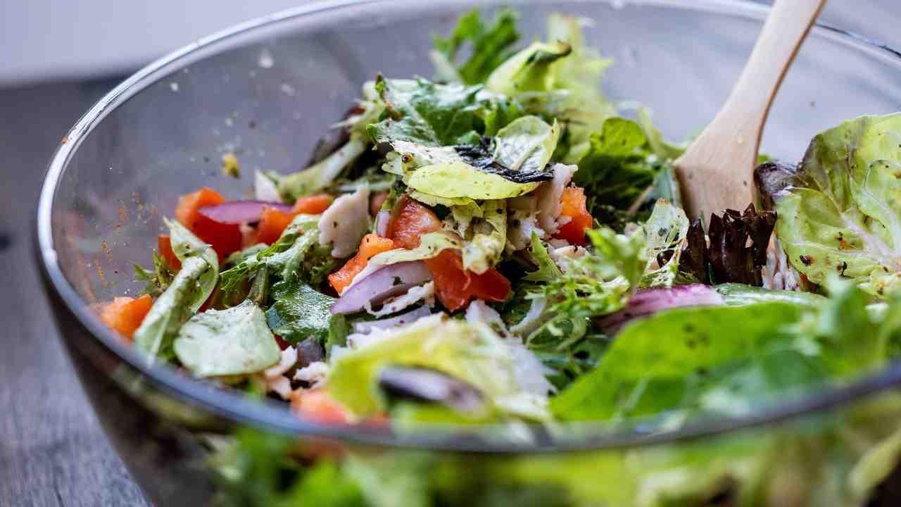 Trucco del tovagliolo per l'insalata - RicettaSprint