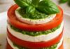 Uno la caprese sbagliata No, quella furba la faccio a strati, la servo fredda come un tortino salato. Quando il caldo picchia ti passa pure la voglia di cucinare.