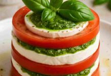 Uno la caprese sbagliata No, quella furba la faccio a strati, la servo fredda come un tortino salato. Quando il caldo picchia ti passa pure la voglia di cucinare.
