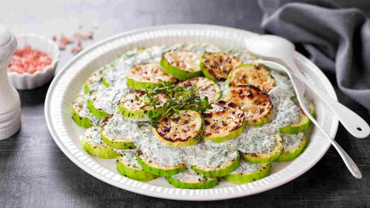 Zucchine marinate con yogurt e menta