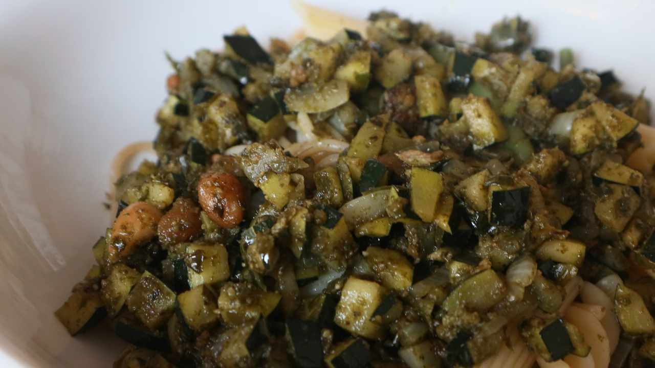 Zucchine melanzane e mandorle condimento per pasta RicettaSprint