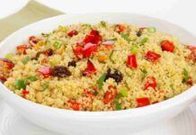 Altro che il solito pranzo, questa cosa qui sa di vacanze al mare anche se sei solo in pausa in ufficio. insalata di couscous con pomodorini, feta e limone