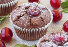 Questi dolcetti sofficissimi li ho fatti mentre tutti erano sul divano davanti alla tv: la combo cioccolato e ciliegie é sempre una buona idea muffin cioccolato e ciliegie ricettasprint