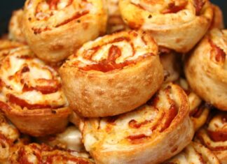 peperoni rolls di pizza altro che pizzettte e compagnia bella,io li preparo quando ho ospti a cena e ogni volta lascio tutti di stucco, ricetta facile