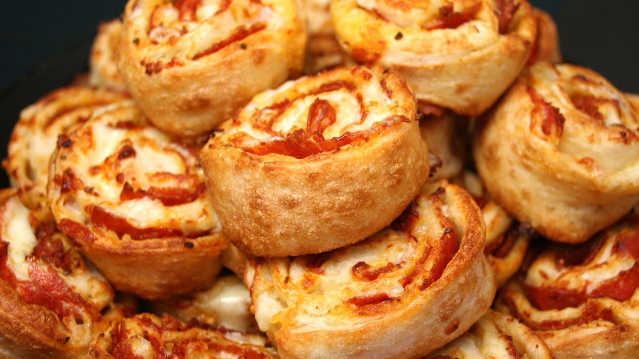 peperoni rolls di pizza altro che pizzettte e compagnia bella,io li preparo quando ho ospti a cena e ogni volta lascio tutti di stucco, ricetta facile